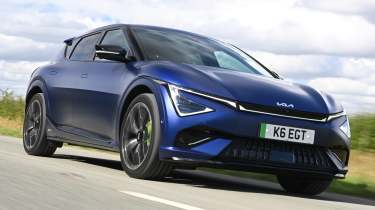 Kia EV6 GT, вид спереди под углом